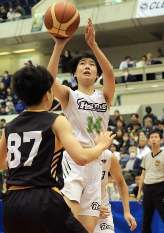 兵庫県予選の決勝で、攻守で存在感を発揮する三田松聖の黒田希歩＝グリーンアリーナ神戸