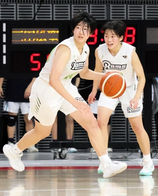 三田松聖－一関学院　５９－６１の終盤、逆転を狙って素早くボールを運ぶ三田松聖の木下主将（左）と小田。最後は４点差で及ばず＝京王アリーナＴＯＫＹＯ