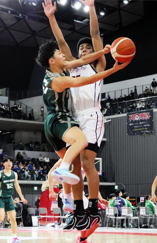 福岡大大濠－報徳　序盤、シュートに苦しむ報徳の野々部（中央）。右は福岡大大濠の白谷＝京王アリーナＴＯＫＹＯ