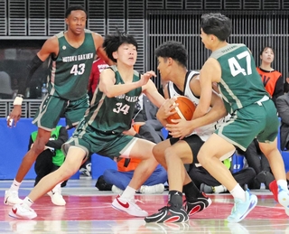 福岡大大濠－報徳　後半、相手の攻撃を阻むクリントン（４３）、松本（３４）、野々部（４７）ら＝京王アリーナＴＯＫＹＯ