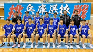 男子の兵庫選抜メンバーと指導陣（県中体連バレーボール競技部提供）