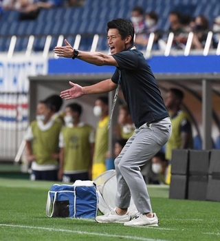 指示を出す神戸の吉田孝行監督＝２０２２年８月１８日、埼玉スタジアム