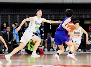 三田松聖－一関学院　２点を追う終了間際、懸命の守備を見せる三田松聖の四谷（左）、小田（右）ら