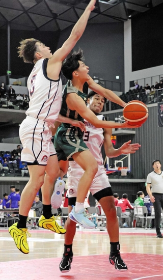 福岡大大濠－報徳　序盤、挟み撃ちの守備でシュートを阻まれる報徳の野々部（中央）