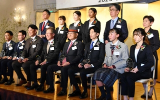 原口文仁さん（前列左から３人目）、杉原愛子（同右端）ら受賞者たち