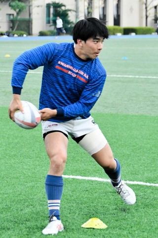 高校日本代表候補としてチームをけん引する関学のＳＯ木山仁平＝西宮市内