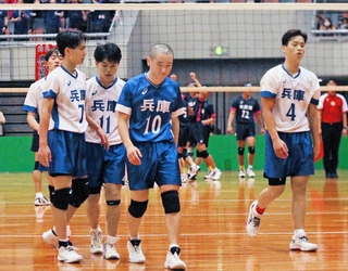 フルセットの末に初戦を落とし、肩を落とす兵庫の吉田（４）や小野（１０）ら