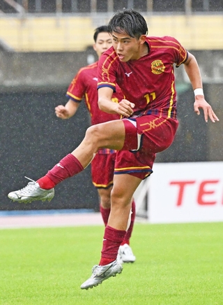 シュートを放つ神戸弘陵の池＝９日、三木市の三木総合防災公園（撮影・斎藤雅志）