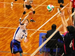 兵庫－鹿児島　第１セット、アタックを放つ兵庫の和田