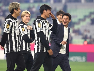 ホーム最終戦で退任を表明した後、選手たちと笑顔で談笑する吉田孝行監督（右端）＝１１月３０日、ノエビアスタジアム神戸