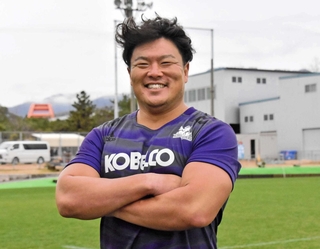 ラグビーのリーグワン１部第３節で、トップリーグ時代と合わせて歴代最多の２００試合出場となる神戸のプロップ山下裕史＝神戸市東灘区のチームグラウンド