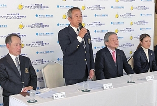 来年の２０回記念大会の概要を発表する兵庫県ゴルフ連盟の土城敏彦会長（左から２人目）ら＝三木市、広野ゴルフ倶楽部楽部