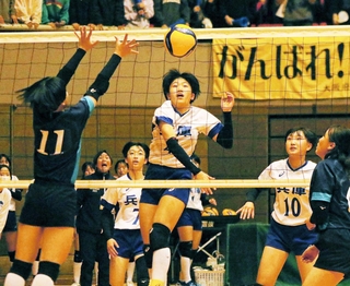 山梨－兵庫　第１セット、アタックを放つ兵庫の湯浅＝