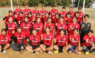 全日本高校女子選手権へ気勢を上げる日ノ本の選手ら＝姫路市の同校グラウンド
