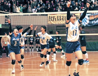 山梨－兵庫　第２セット、得点を喜ぶ兵庫の選手たち