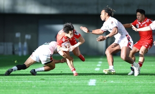 神戸-トヨタ　前半、タックルされながら突進する神戸の植田＝神戸市兵庫区御崎町１、ノエビアスタジアム神戸（撮影・丸山桃奈）