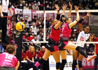 姫路－ＮＥＣ川崎　第１セット、ＮＥＣ川崎のヌワカロール（１５）の強烈なスパイクを浴びる姫路の選手たち