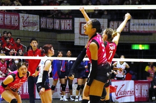 姫路－ＮＥＣ川崎　３４－３２で第１セットを奪い、喜ぶ姫路の選手たち