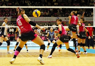 姫路－ＮＥＣ川崎　第２セット、相手の強烈なスパイクを浴びる姫路の選手たち