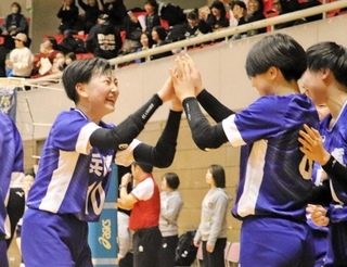女子準々決勝・山口-兵庫　　初の４強進出を決め、喜ぶ兵庫の選手たち＝尼崎市ベイコム総合体育館