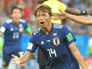 後半、ゴールを決める日本代表・乾＝２０１８年７月、ロシア・ロストフナドヌー　