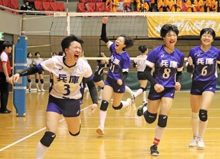 女子準々決勝・山口-兵庫　得点を決めて喜ぶ藤田（８）ら兵庫の選手たち