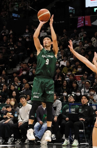 神戸－奈良　第２クオーター、ジャンプシュートを沈める神戸の谷（９）＝ジーライオンアリーナ神戸