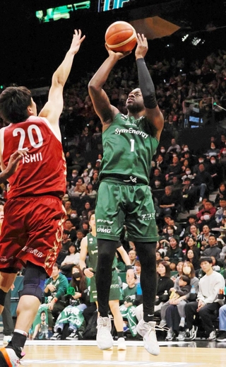 神戸－奈良　第１クオーター、ジャンプシュートを決める神戸のアルキンズ（１）