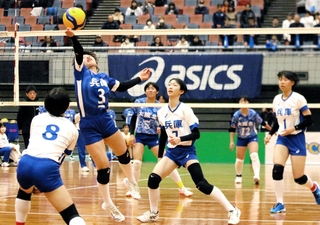 女子準決勝・大阪北－兵庫　第２セット、懸命にボールを追う兵庫の泰中（３）ら