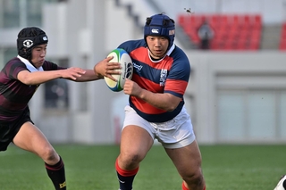 関学－九州学院　前半、突進してトライを決める関学の根木（撮影・斎藤雅志）