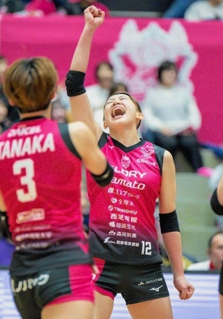 姫路－ＮＥＣ川崎　右手を突き上げ、喜ぶ姫路の野中（チーム提供）