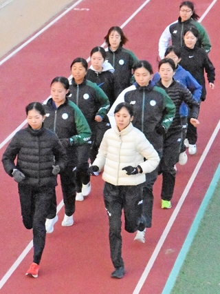 全日本大学女子選抜駅伝に向けて練習する神院大の選手たち＝神戸市西区