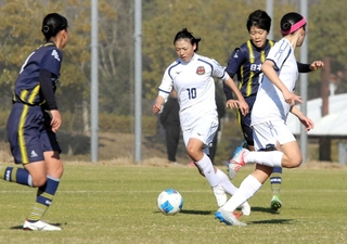 日本航空石川－神戸弘陵　前半、攻め込む神戸弘陵のエース鈴木（10）