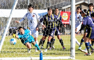 日本航空石川－神戸弘陵　後半、神戸弘陵の下条（５）がＣＫに合わせ、チーム５点目を挙げる