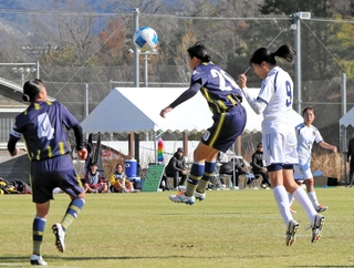 日本航空石川－神戸弘陵　後半、ＣＫから神戸弘陵の山田（９）が頭で合わせ、自身２点目を挙げる