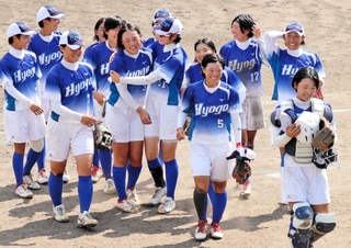 優勝を果たした兵庫選抜チームと喜びを分かち合う最優秀選手賞の辻井みちる（３）＝10月、滋賀県守山市（須磨ノ浦高提供）