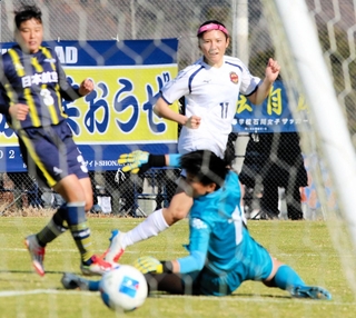 日本航空石川－神戸弘陵　前半、ドリブルから神戸弘陵の横井（11）がゴールを決め、２-０とする