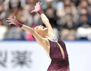 フリーの演技を終え、万感の思いで両手を突き上げる坂本花織（撮影・石井剣太郎）