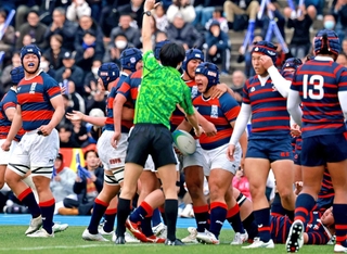 日本航空石川－関学　前半、トライを決めて喜ぶ関学フィフティーン＝大阪府東大阪市、花園ラグビー場（撮影・鈴木雅之）