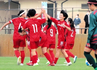 日ノ本－益田東　前半、ハットトリックを達成し、仲間と喜ぶ日ノ本の木下（７）