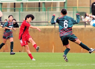 日ノ本－益田東　前半、自身３点目となるミドルシュートを決める日ノ本の木下