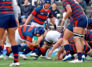 日本航空石川－関学　前半、トライを決める関学の根木（中央左）＝撮影・鈴木雅之