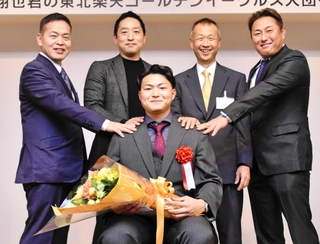 母校・神戸国際大付高のＯＢたちに祝福される阪上（手前）＝神戸市中央区