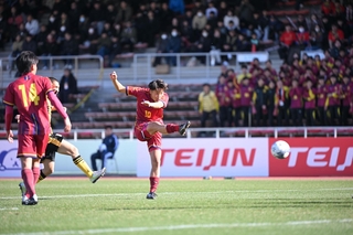 前橋育英-神戸弘陵　前半、神戸弘陵の池が先制点を決める＝３１日午後、さいたま市浦和区駒場２、浦和駒場スタジアム（撮影・大田将之）