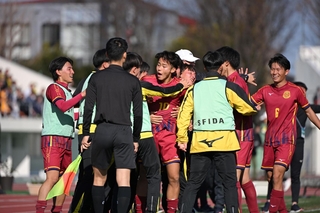 前橋育英-神戸弘陵　前半、２点目を決めて仲間と喜ぶ神戸弘陵の池（１０）＝３１日午後、さいたま市浦和区駒場２、浦和駒場スタジアム（撮影・大田将之） 