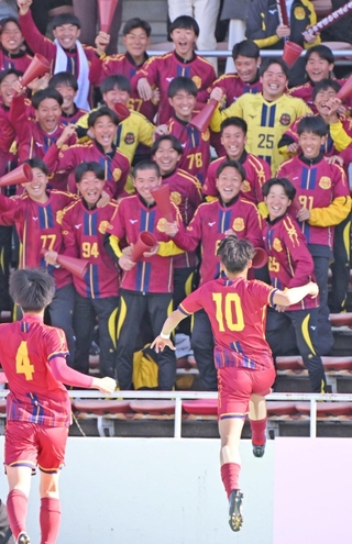 前橋育英ー神戸弘陵　前半、先制点を決めてスタンドへ駆け寄る神戸弘陵の池（１０）＝３１日午後、さいたま市浦和区駒場２、浦和駒場スタジアム（撮影・大田将之） 