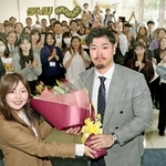 歓迎の花束を受け取る佐藤輝明内野手（手前右）＝１日午後、神戸市中央区（撮影・田中太一）