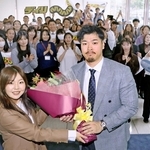 歓迎の花束を受け取る佐藤輝明内野手（手前右）＝１日午後、神戸市中央区（撮影・田中太一）