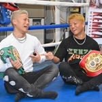 ２人で獲得したベルトを手に笑顔で話す重岡優大（左）と重岡銀次朗＝２０２３年４月、東京・ワタナベジム