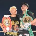 ベルトを肩にかけて弟の銀次朗（左）と記念撮影をする重岡優大＝２３年１０月、大田区総合体育館